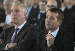 OVIEDO, 17/03/2026.-El presidente ejecutivo de Indra Group, Ángel Escribano Ruiz (d) y el consejero delegado, José Vicente de los Mozos (i), durante el III Encuentro del Ecosistema de la Industria Nacional de Defensa, organizado por Indra en Oviedo, y con el que pretende fortalecer los lazos entre las empresas españolas del sector y optimizar el ciclo de suministro, mantenimiento, reparación y operación de equipos industriales en sus centros productivos. EFE/ Eloy Alonso