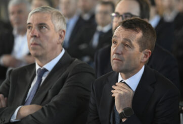 OVIEDO, 17/03/2026.-El presidente ejecutivo de Indra Group, Ángel Escribano Ruiz (d) y el consejero delegado, José Vicente de los Mozos (i), durante el III Encuentro del Ecosistema de la Industria Nacional de Defensa, organizado por Indra en Oviedo, y con el que pretende fortalecer los lazos entre las empresas españolas del sector y optimizar el ciclo de suministro, mantenimiento, reparación y operación de equipos industriales en sus centros productivos. EFE/ Eloy Alonso