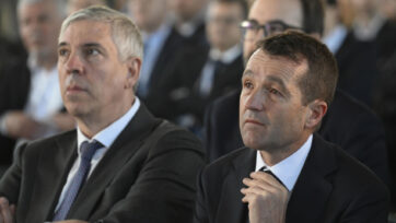 El expresidente de Indra, Ángel Escribano Ruiz y el consejero delegado, José Vicente de los Mozos