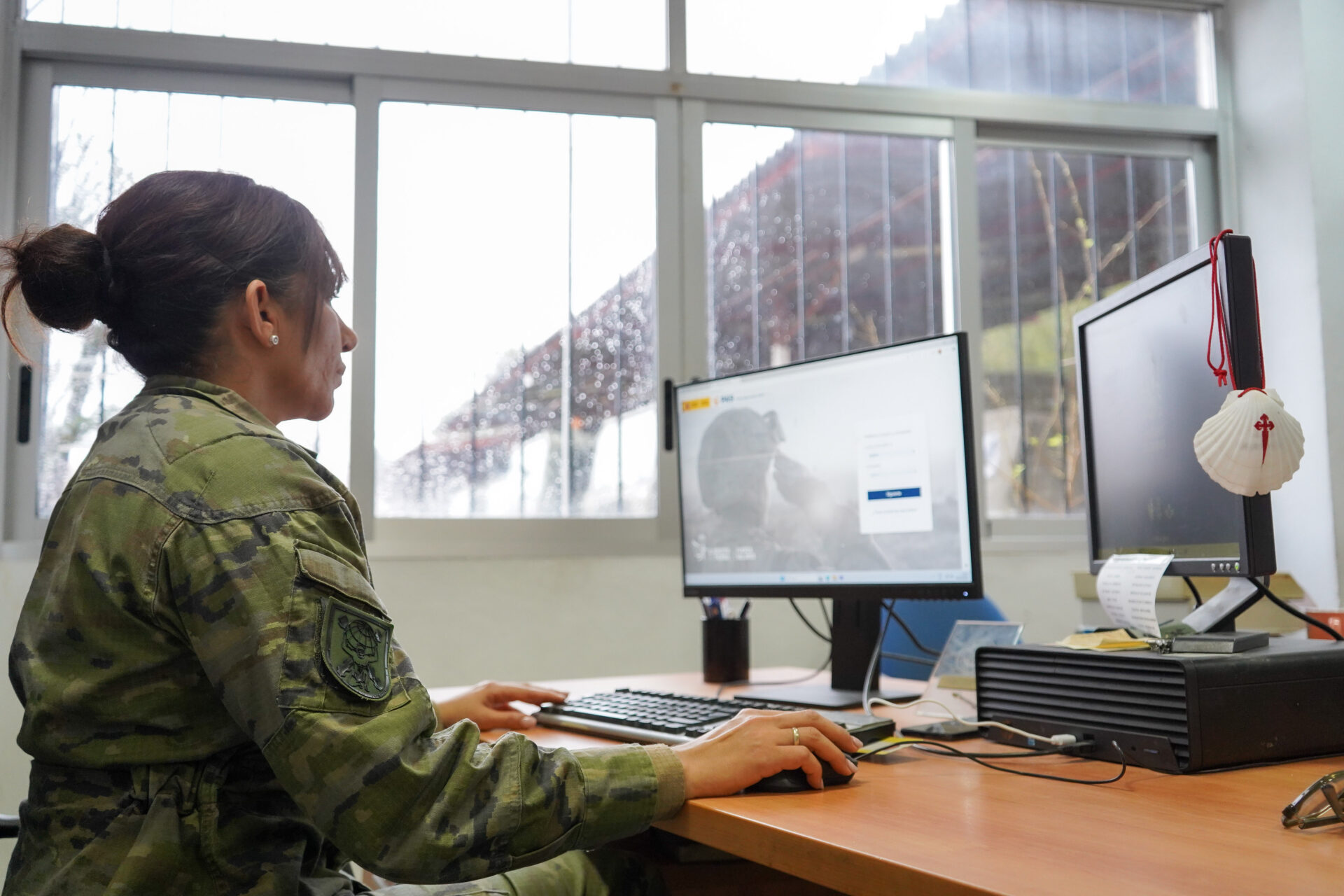 La sargento Elena Zafra, también jefa del equipo-de armamento y de la oficina técnica, en la unidad NBQ.