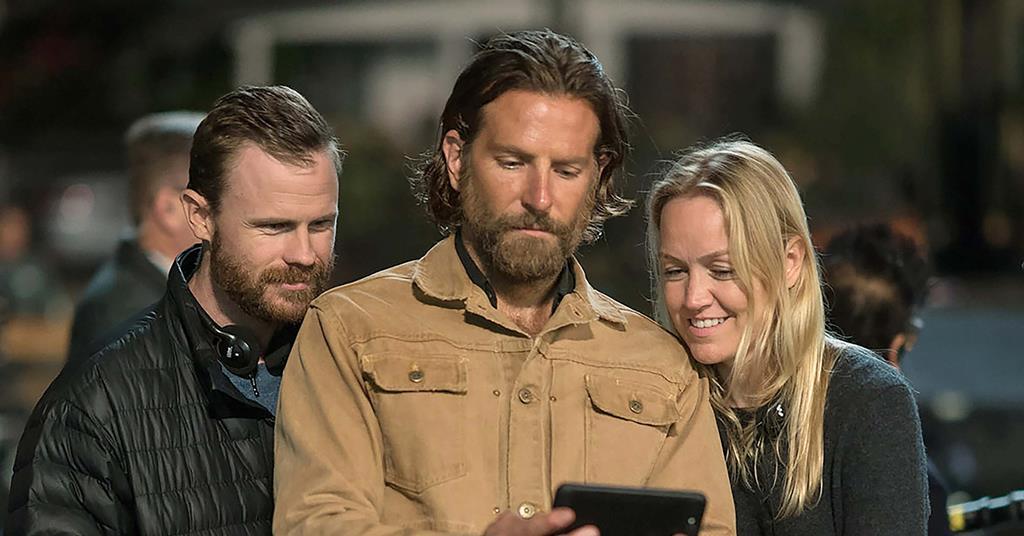 Lynette Howell Taylor junto a Bradley Cooper en el rodaje de 'Ha nacido una estrella'