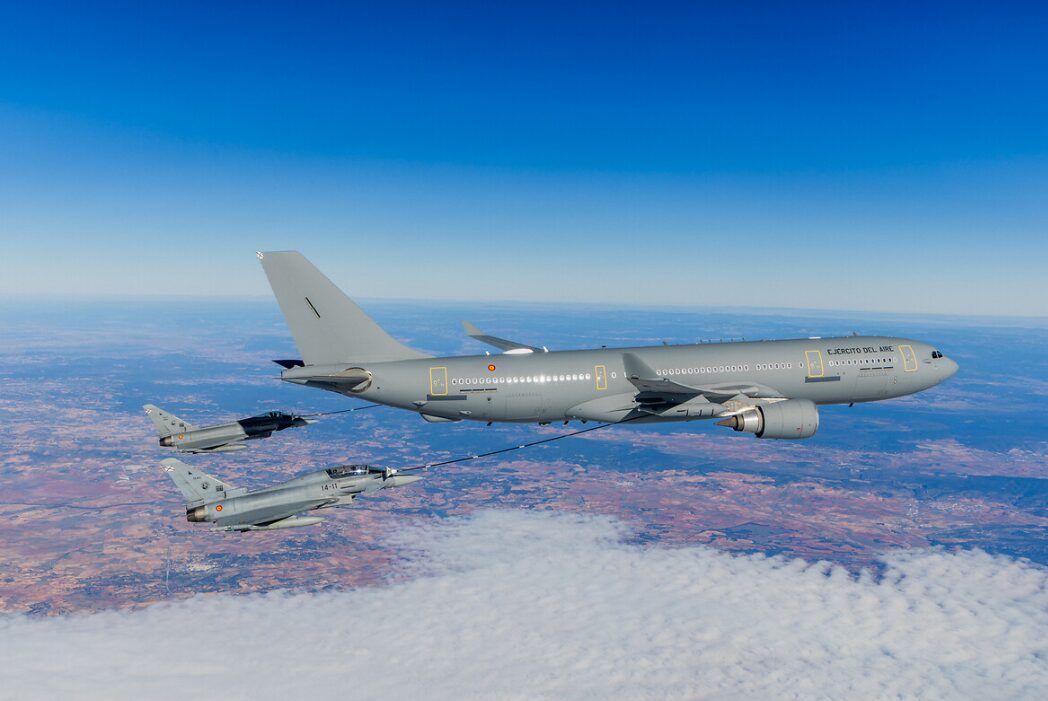 Maniobra de repostaje en vuelo de un A330 MRTT del Ejército del Aire y del Espacio a dos Eurofighters españoles.