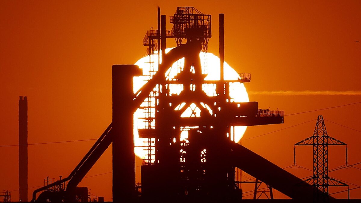 FOS SUR MER (France), 12/03/2026.- General view of the Arcelor Mittal plant in Fos-sur-Mer, Southern France, 12 March 2026. On 11 March 2026, the members of the International Energy Agency (IEA) unlocked 400 million barrels of Oil from their reserves in response to rising oil prices brought on by the Iran conflict. (Francia)