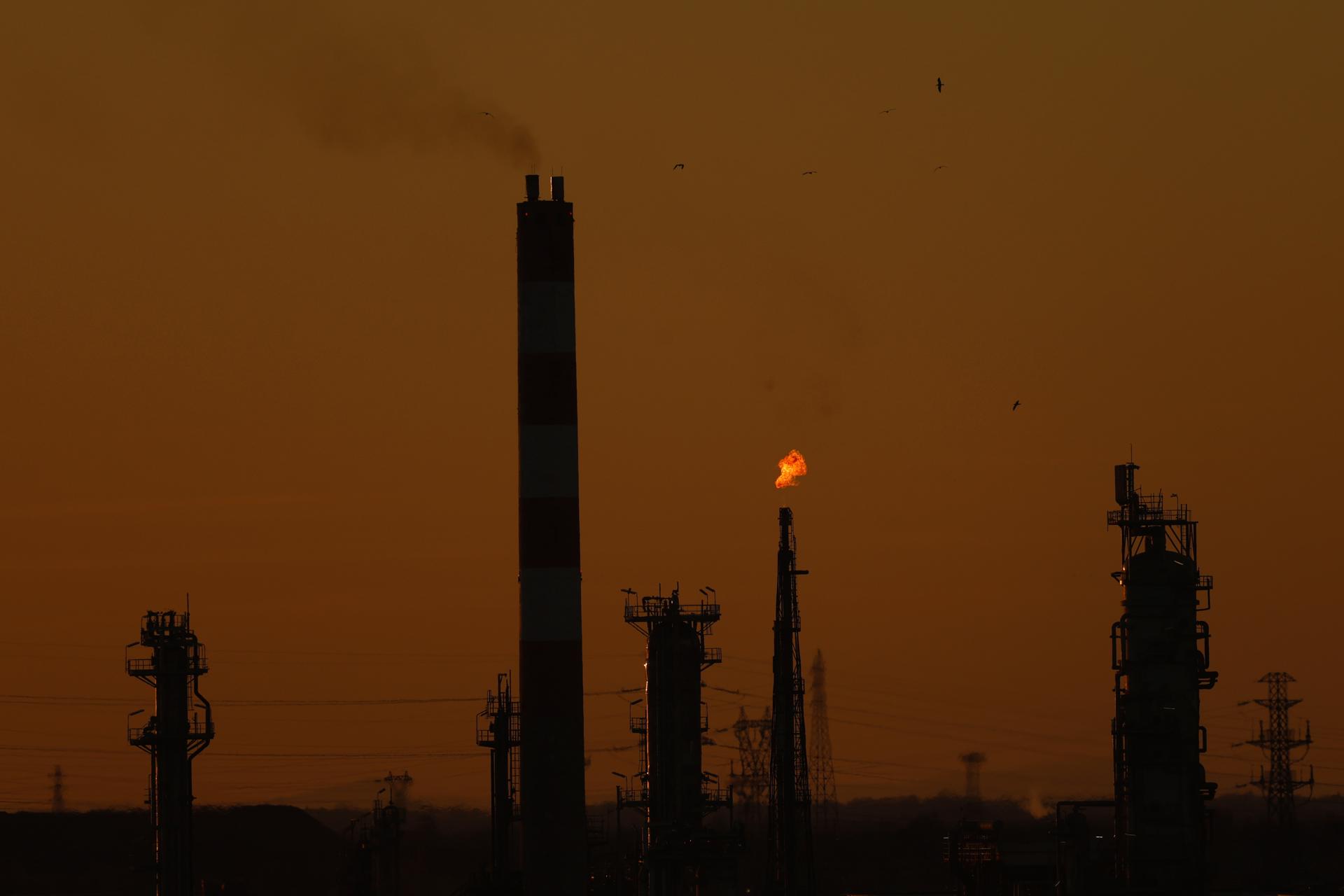 FOS SUR MER (France), 12/03/2026.- General view of the refinery Esso in Fos-sur-Mer, Southern France, 12 March 2026. On 11 March 2026, the members of the International Energy Agency (IEA) unlocked 400 million barrels of Oil from their reserves in response to rising oil prices brought on by the Iran conflict. (Francia)