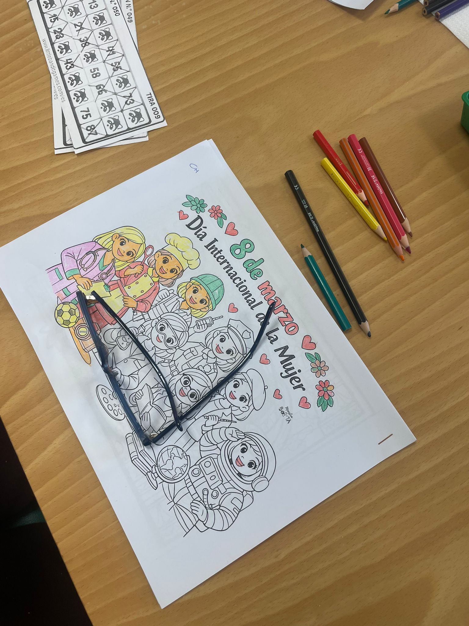 Las mujeres de la residencia Nuestra Señora de la Soledad de Parla, en Madrid, pintando dibujos para celebrar el 8M