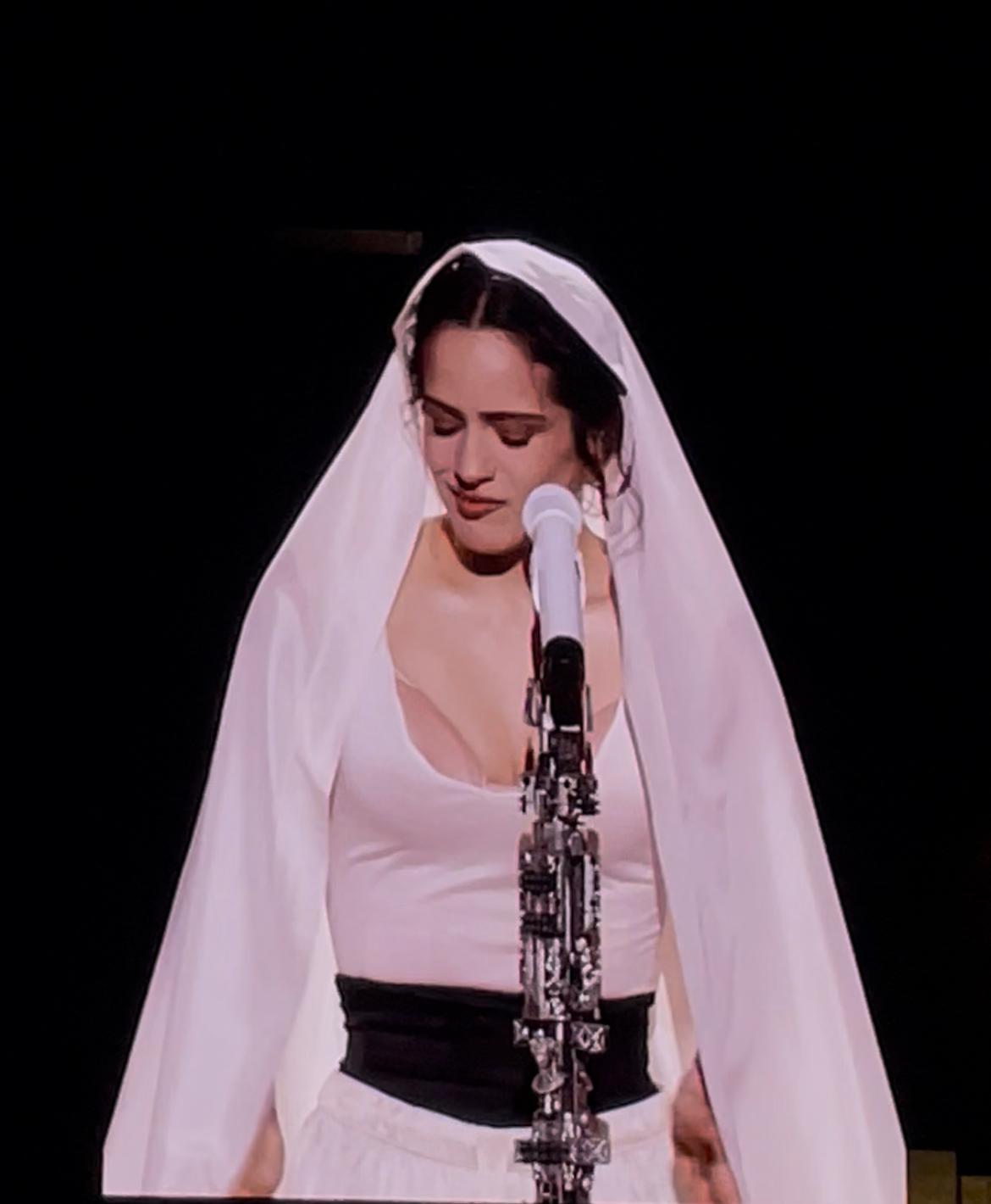 Rosalía cantando la canción 'Mio Cristo' en su concierto en Madrid en marzo de 2026