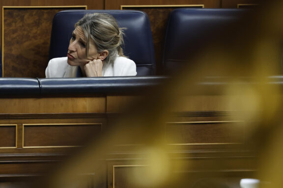 MADRID, 26/03/2026.- La vicepresidenta segunda y ministra de Trabajo, Yolanda Díaz, durante el pleno en el Congreso de los Diputados, este jueves. EFE/ Chema Moya