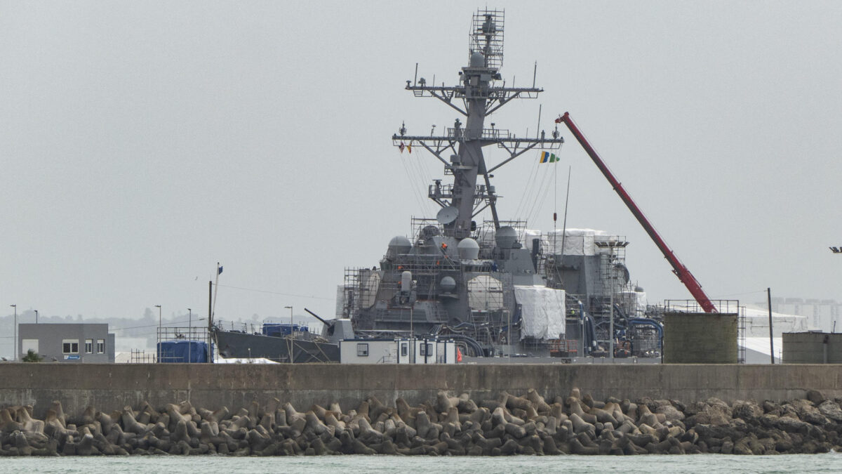 Un buque militar en la base Naval de Rota