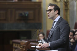 Carlos Cuerpo, interviene durante el pleno en el Congreso de los Diputados, este jueves.