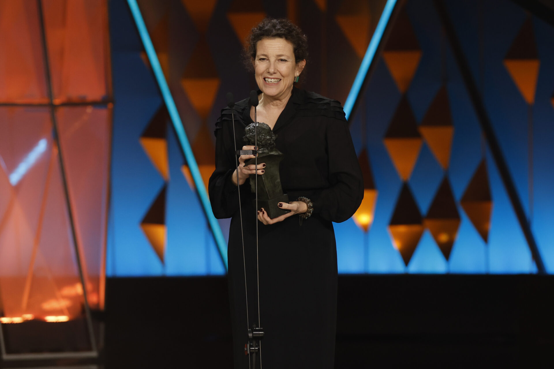 Helena Sanchís recibe el Goya a mejor diseño de vestuario por su trabajo en ´La cena´