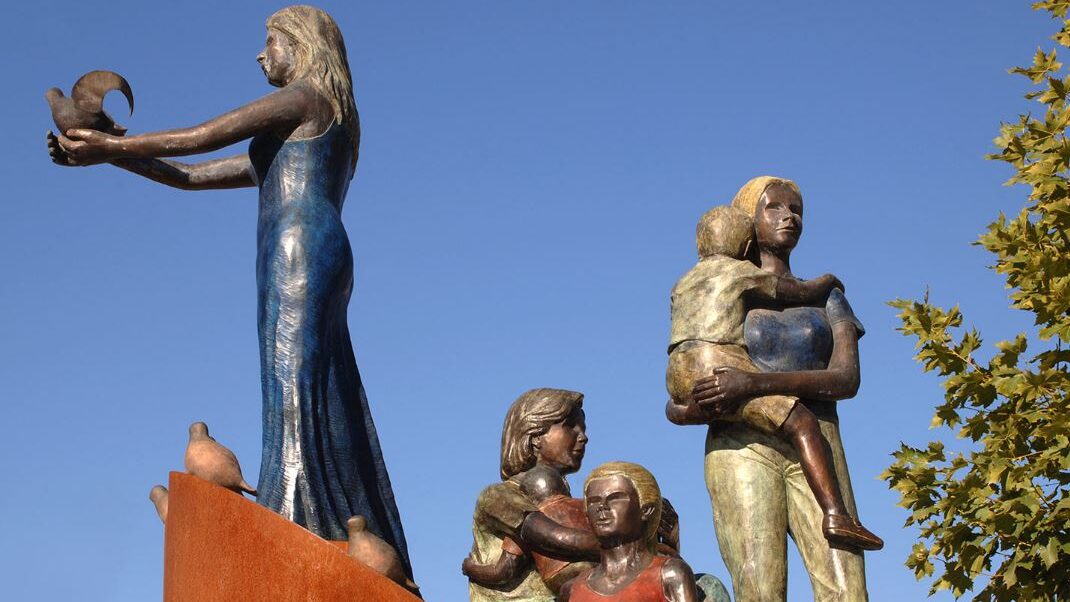 A la sombra de las madres, instalada en la Plaza de la Villa de Cabanillas del Campo (Guadalajara)