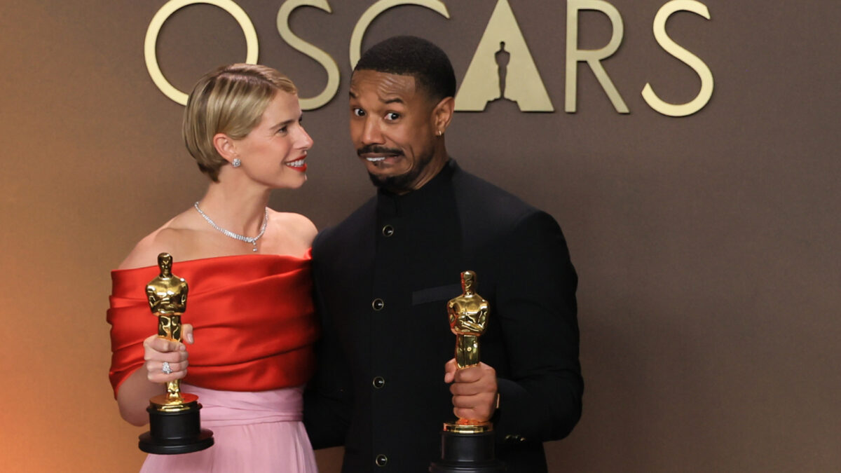Jessie Buckley (i) y Michael B. Jordan posan con la estatuilla a mejor actriz por 'Hamnet' y mejor actor por 'Sinners' en la ceremonia 98º de los premios Óscar