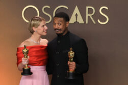 Jessie Buckley (i) y Michael B. Jordan posan con la estatuilla a mejor actriz por 'Hamnet' y mejor actor por 'Sinners' en la ceremonia 98º de los premios Óscar