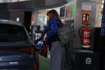 Una persona reposta en una gasolinera de Madrid.