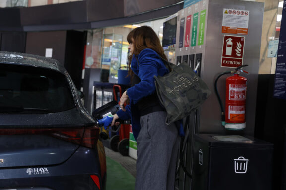 Una persona reposta en una gasolinera de Madrid.