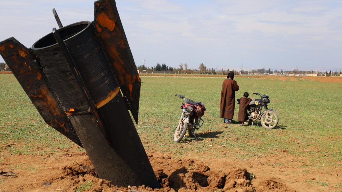 Personas se encuentran junto a un misil iraní que cayó en la aldea de Qazaljo, en la zona rural de Qamishli, Siria, el 04 de marzo de 2026