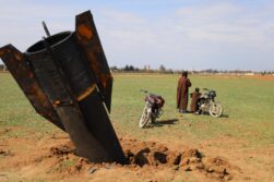Personas se encuentran junto a un misil iraní que cayó en la aldea de Qazaljo, en la zona rural de Qamishli, Siria, el 04 de marzo de 2026