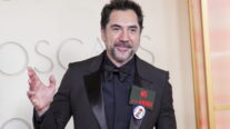 El actor español Javier Bardem, en los Premios Oscar 2026 con un cartel de 'No a la guerra'
