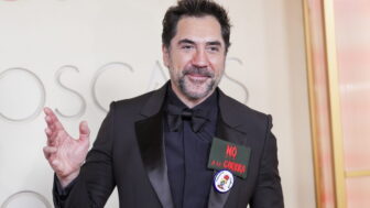 El actor español Javier Bardem, en los Premios Oscar 2026 con un cartel de 'No a la guerra'