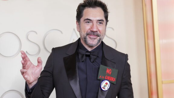 El actor español Javier Bardem, en los Premios Oscar 2026 con un cartel de 'No a la guerra'