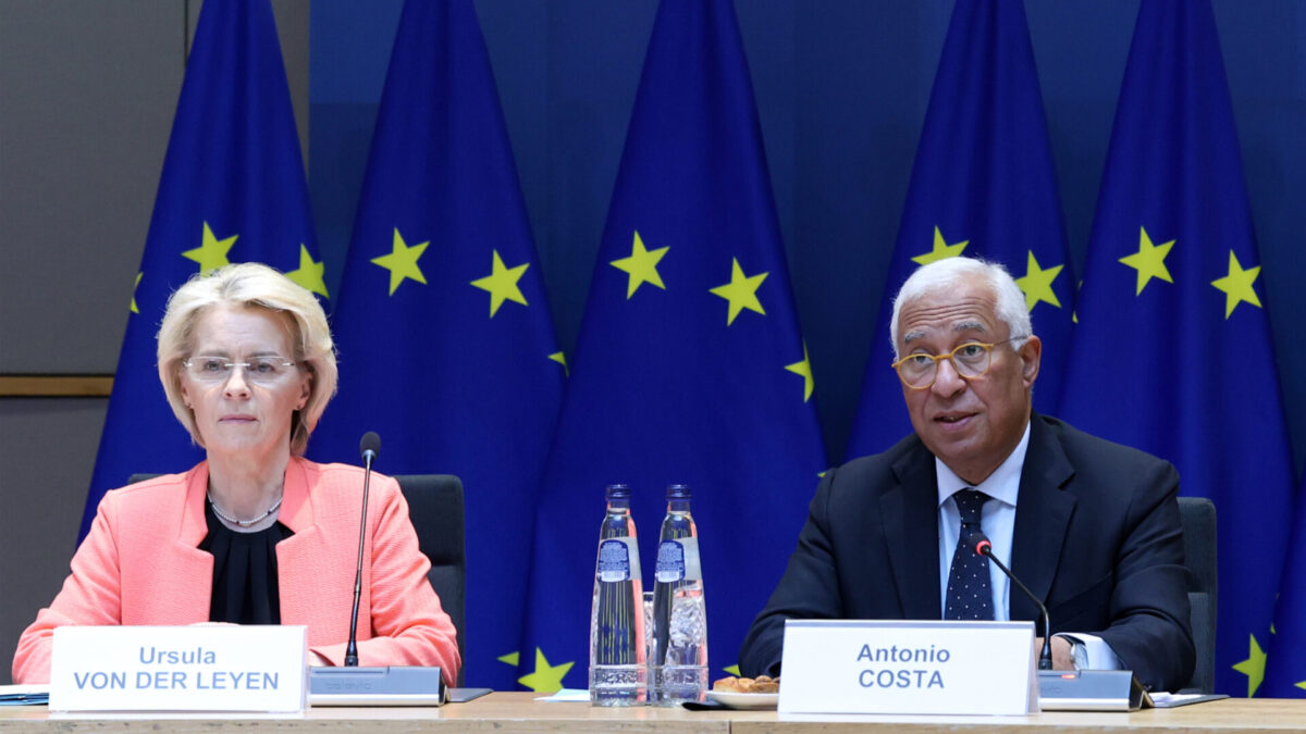 La presidenta de la Comisión Europea, Ursula von der Leyen, junto al presidente del Consejo Europeo, António Costa