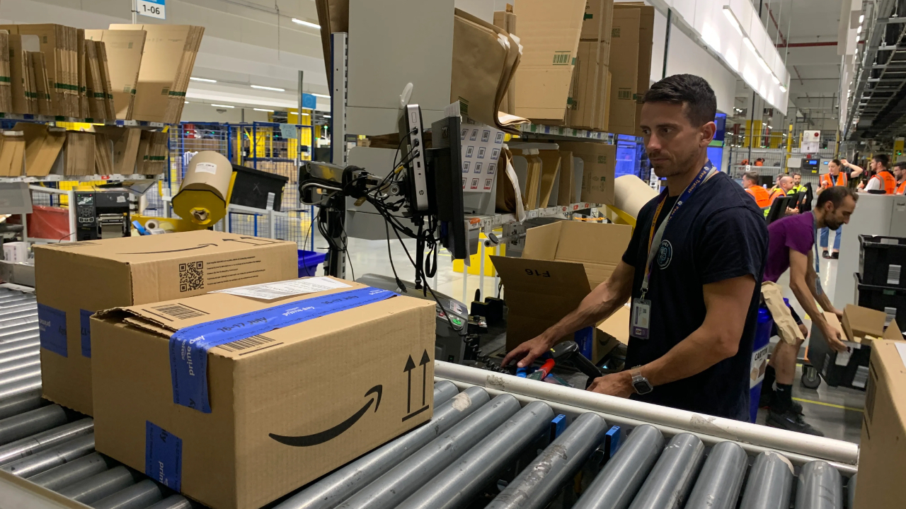La primera fábrica de Amazon en España dejará 5.000 millones en un pueblo de 935 habitantes La primera fábrica de Amazon en España dejará 5.000 millones en un pueblo de 935 habitantes