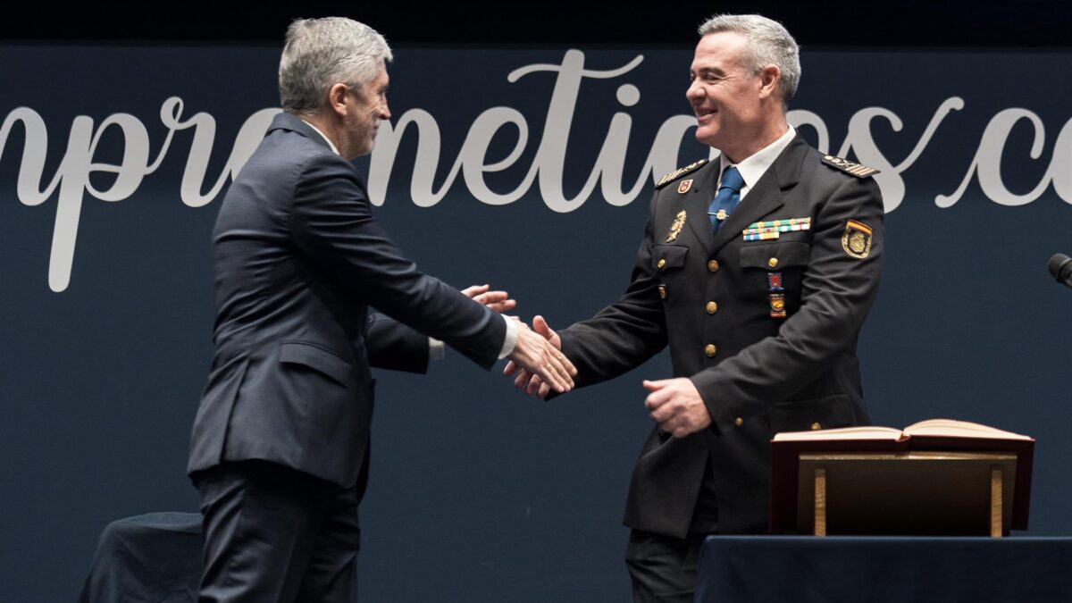 El director adjunto operativo de la Policía Nacional, José Luis Santafé Arnedo, y el ministro del Interior, Fernando Grande-Marlaska.