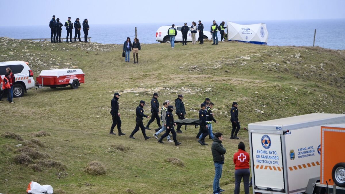 Agentes de los Servicios de Emergencias trabajan en la playa de El Bocal, a 5 de marzo de 2026, en Santander, Cantabria