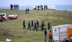 Agentes de los Servicios de Emergencias trabajan en la playa de El Bocal, a 5 de marzo de 2026, en Santander, Cantabria