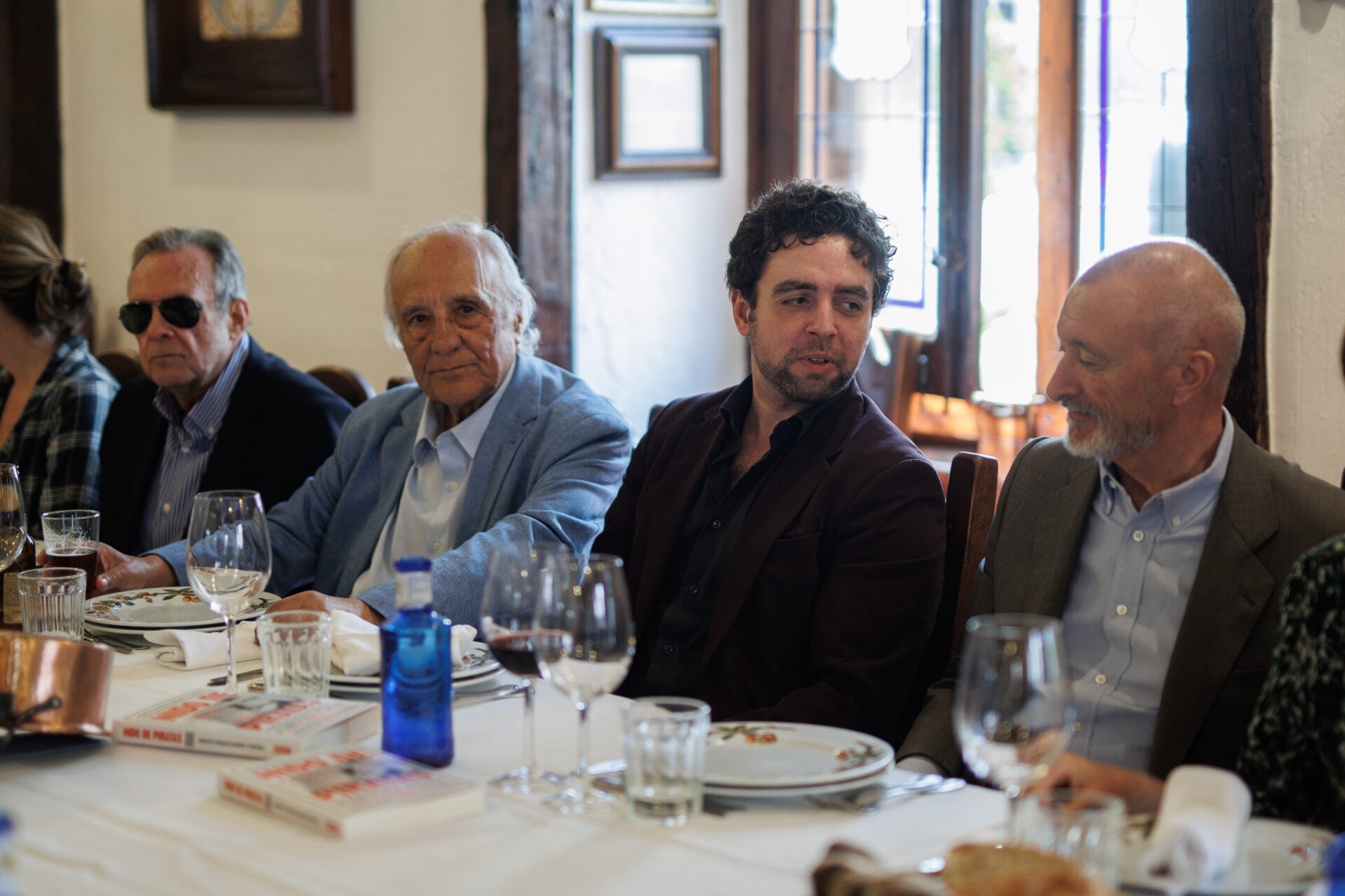 El fotógrafo Raúl Cancio, el periodista Raúl del Pozo, y los escritores Jesús Fernández Úbeda, y Arturo Pérez Reverte, durante un encuentro de prensa