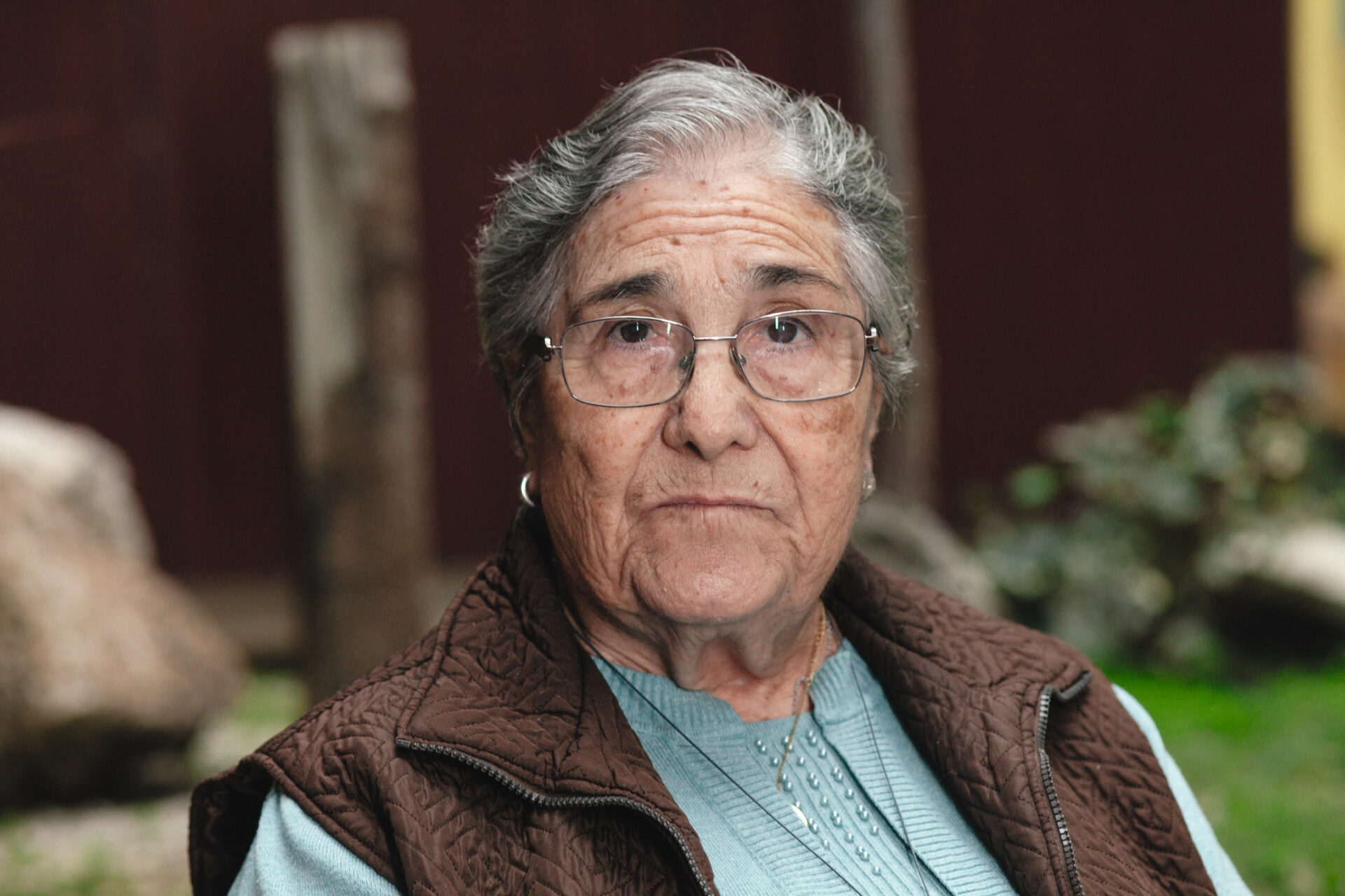 Benita (82 años) trabajó durante décadas en colegios pese a la oposición de su marido y hoy observa con sorpresa cómo sus nietos viven relaciones más igualitarias.