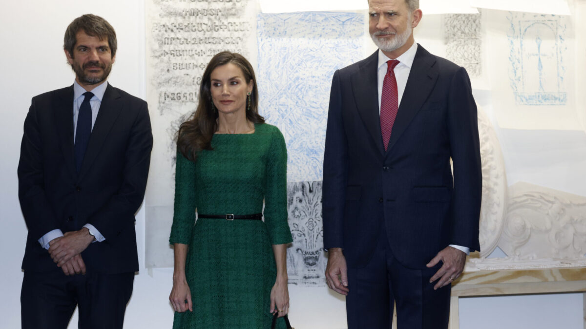 (I-D) El ministro de Cultura, Ernest Urtasun, la Reina Letizia y el Rey Felipe VI durante la 45ª Feria Internacional de Arte Contemporáneo-ARCOmadrid