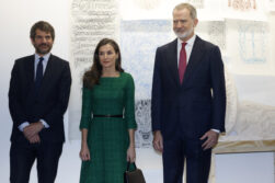 (I-D) El ministro de Cultura, Ernest Urtasun, la Reina Letizia y el Rey Felipe VI durante la 45ª Feria Internacional de Arte Contemporáneo-ARCOmadrid