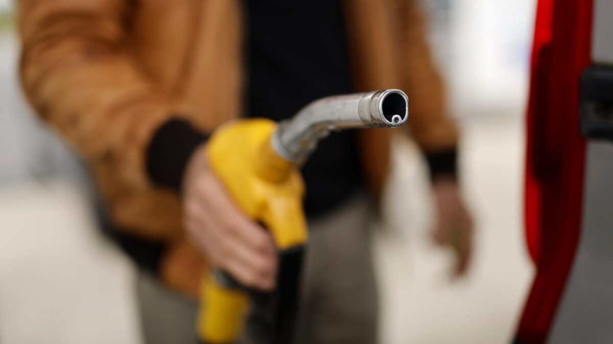Clermont l'Herault (France), 13/04/2026.- A man put some diesel in his car at a petrol station in Clermont l'Herault, France, 13 April 2026. Oil prices have surged past 100,01 USD per barrel of Brent following conflict in the Middle East. (Francia) EFE/EPA/HORCAJUELO GUILLAUME
