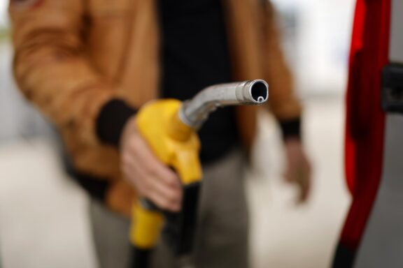 Clermont l'Herault (France), 13/04/2026.- A man put some diesel in his car at a petrol station in Clermont l'Herault, France, 13 April 2026. Oil prices have surged past 100,01 USD per barrel of Brent following conflict in the Middle East. (Francia) EFE/EPA/HORCAJUELO GUILLAUME