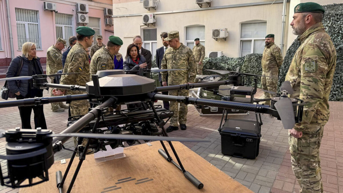 La ministra de Defensa, Margarita Robles, junto a un dron