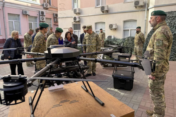 La ministra de Defensa, Margarita Robles, junto a un dron