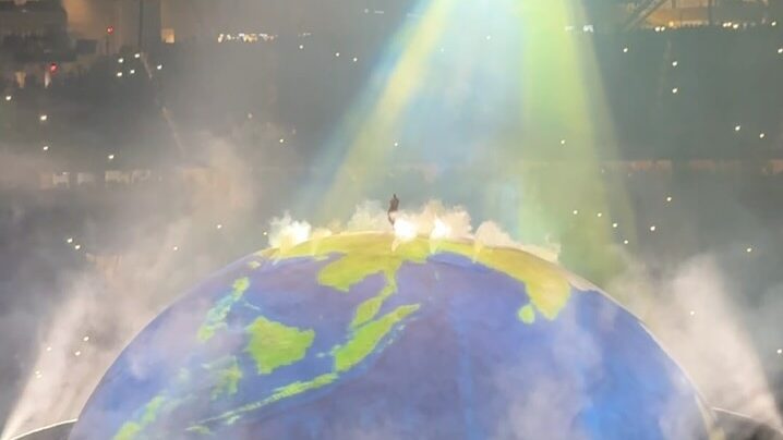 Kanye West deslumbra con su puesta en escena al cantar sobre "la Tierra" durante un concierto en el SoFi Satadium Los Ángeles en su 'Ye World Tour'