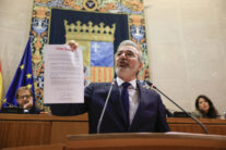 El presidente del PP de Aragón, Jorge Azcón durante la segunda sesión de debate investidura del Parlamento aragonés. EFE/ Javier Cebollada