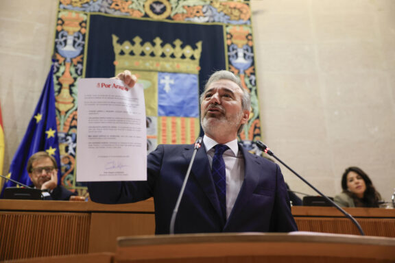 El presidente del PP de Aragón, Jorge Azcón durante la segunda sesión de debate investidura del Parlamento aragonés. EFE/ Javier Cebollada