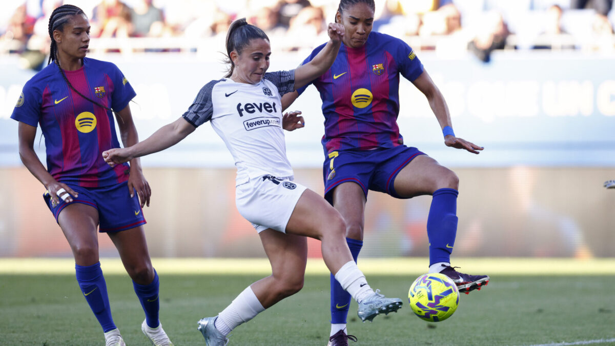 La delantera del FC Barcelona Salma Paralluelo pelea por el balón con la defensa del FC Badalona Women Itziar Pinillos.