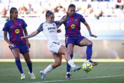 La delantera del FC Barcelona Salma Paralluelo pelea por el balón con la defensa del FC Badalona Women Itziar Pinillos.