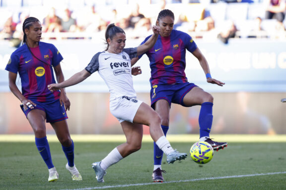 La delantera del FC Barcelona Salma Paralluelo pelea por el balón con la defensa del FC Badalona Women Itziar Pinillos.