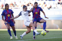 La delantera del FC Barcelona Salma Paralluelo (dcha) pelea por el balón con la defensa del FC Badalona Women Itziar Pinillos.