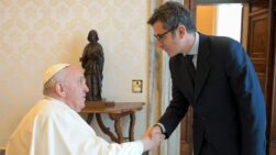 El ministro de Presidencia y Relaciones con las Cortes, Félix Bolaños, saluda al Papa