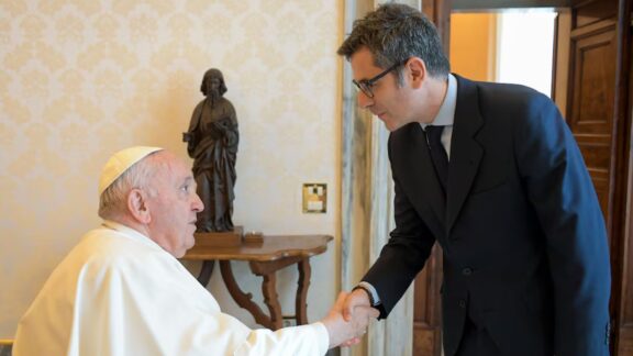 El ministro de Presidencia y Relaciones con las Cortes, Félix Bolaños, saluda al Papa