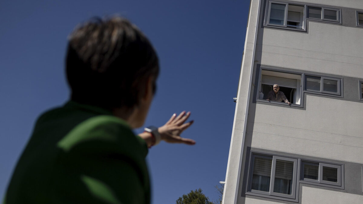 MADRID, 12/03/2026.- La ministra de Vivienda y Agenda Urbana, Isabel Rodríguez, durante su reunión con la Asociación Vecinal la Unión de Fuencarral y posterio recorrido del barrio madrileño junto a la asociación de vecinos.-EFE/ Daniel González
