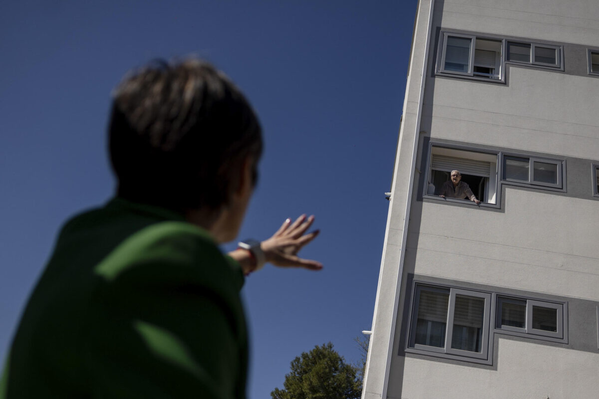 MADRID, 12/03/2026.- La ministra de Vivienda y Agenda Urbana, Isabel Rodríguez, durante su reunión con la Asociación Vecinal la Unión de Fuencarral y posterio recorrido del barrio madrileño junto a la asociación de vecinos.-EFE/ Daniel González