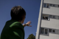 MADRID, 12/03/2026.- La ministra de Vivienda y Agenda Urbana, Isabel Rodríguez, durante su reunión con la Asociación Vecinal la Unión de Fuencarral y posterio recorrido del barrio madrileño junto a la asociación de vecinos.-EFE/ Daniel González
