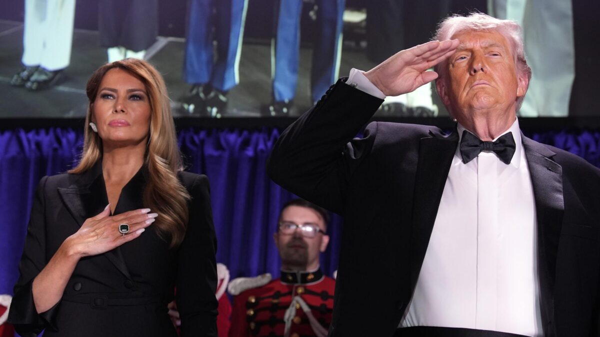 La primera dama Melania Trump y el presidente de Estados Unidos, Donald Trump, participan en la cena de la Asociación de Corresponsales de la Casa Blanca en Washington